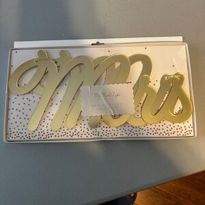 Gold 'Mr and Mrs' Acrylic Chair Sign - Shiny Script